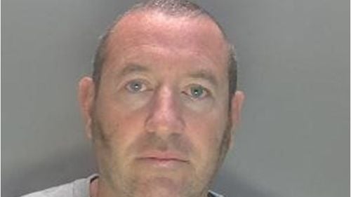 Un fost ofițer al Poliției Metropolitane a Londrei (Met) a fost condamnat la cel puțin 30 de ani închisoare pentru multiple violuri și agresiuni sexuale. Met face față unui val de acuzații împotriva ofițerilor săi