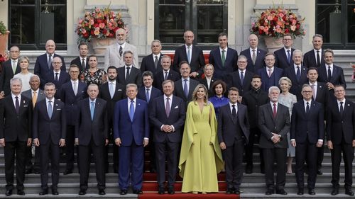 Nicuşor Dan a stat lângă șeful NATO, în spatele lui Donald Trump şi al regelui Olandei, gazda evenimentului, la poza de grup de la summitul NATO