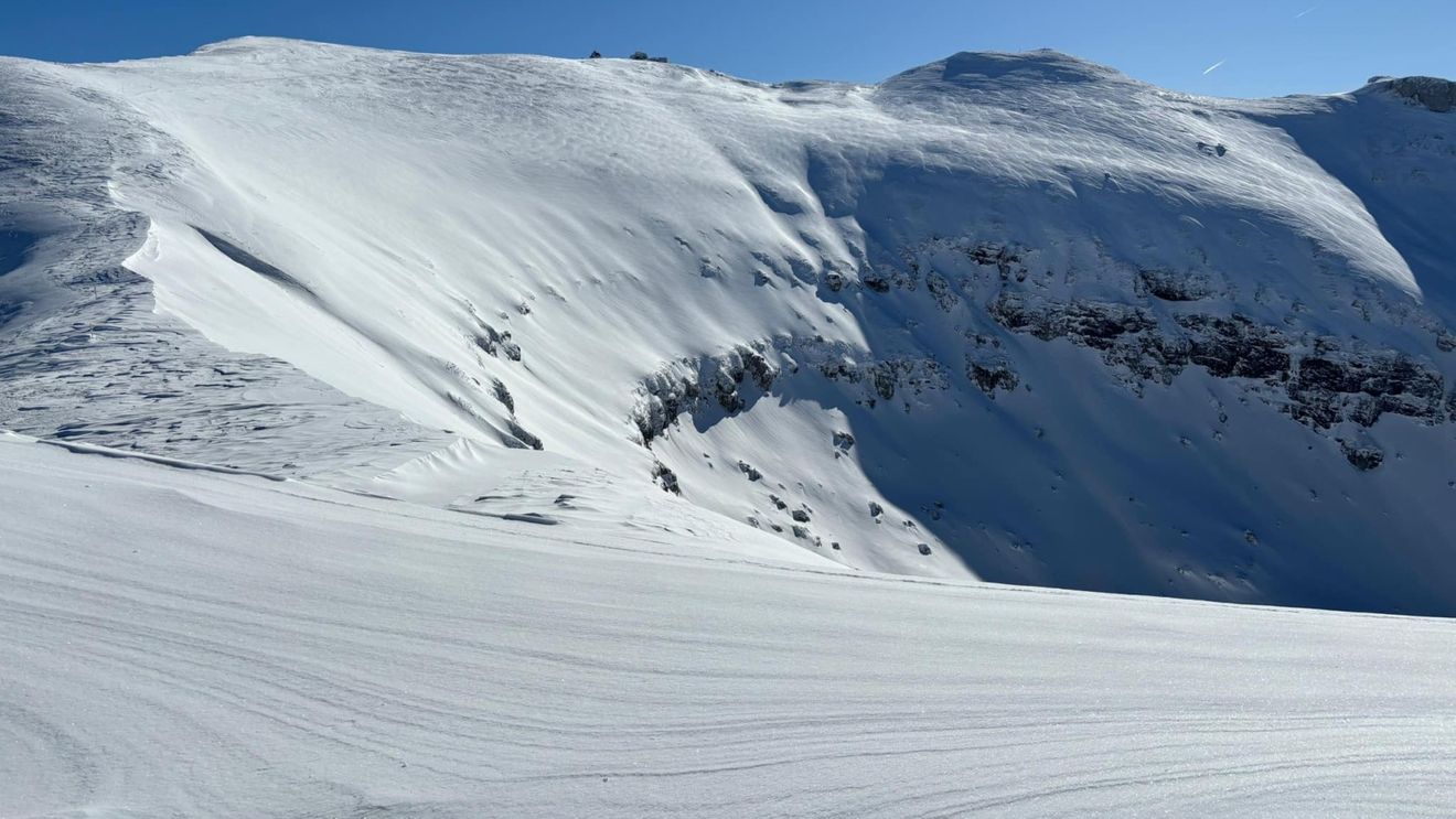 Salvamont Braşov: Risc însemnat de avalanşe în munţii Făgăraş şi Bucegi / Stratul nou-depus de zăpadă va fi instabil