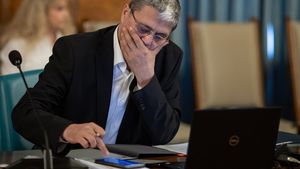 Ministrul Boloș anunță a treia modalitate de plată a ajutorului de încălzire, cea online/ USR critică noile modificări la ordonanța de plată a facturilor la energie și acuză guvernul că ”bate recordul de incompetență”