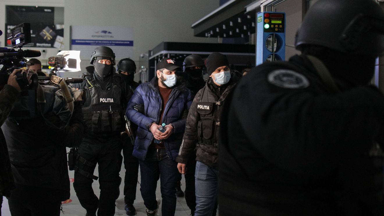 FOTO Bebe Cămătaru, fiul interlopului Sile Cămătaru, a fost extrădat din Germania și adus în țară, vineri noaptea, sub escorta poliției