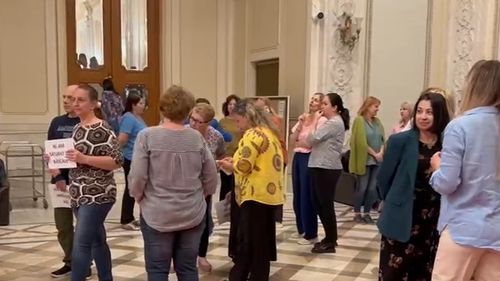 VIDEO Protest spontan a zeci de angajați din aparatul Parlamentului