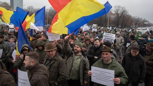 Sute de silvicultori protestează în fața Ministerului Mediului, după ce Guvernul a redus cu 25% salariile a  20.000 de angajați din silvicultură / Ministrul Mediului a vorbit cu protestatarii / „Vrem să pleci”, i-a strigat lui Fechet un silvicultor