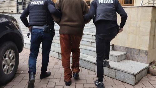 Fostul șef al Asociației Vânătorilor din Suceava, arestat la domiciliu după ce a împușcat un câine maidanez / Arsenal ilegal găsit la percheziții în casa acestuia