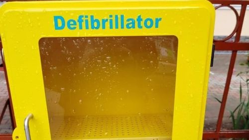 Unul din defibrilatoarele gratuite din centrul Brașovului a fost furat / Medic: Mă simt dezamăgit și scârbit. Mereu spunem că ne dorim o țară ca afară