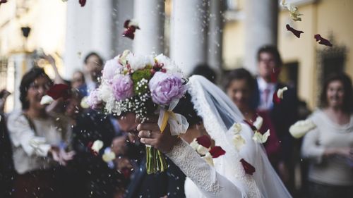 Cum te îmbraci la nunta altcuiva: Ghidul dress code-urilor pe care nimeni nu ți l-a explicat cum trebuie