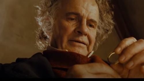 A murit actorul care l-a interpretat pe Bilbo Baggins din Stăpânul Inelelor/Ian Holm era foarte cunoscut și pentru rolurile pe care le-a interpretat în piesele lui Shakespeare