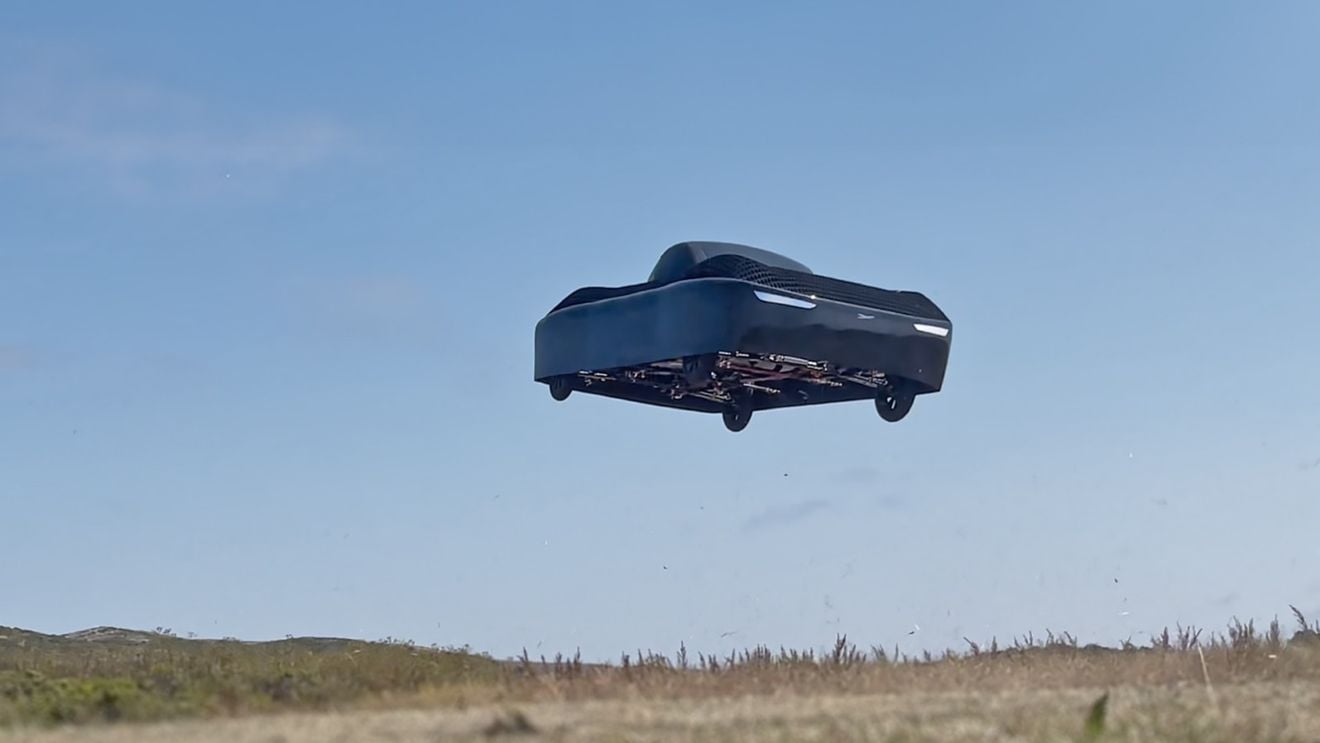 VIDEO Mașinile zburătoare au devenit realitate în 2025