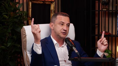 Fashion bullying cu PSD: Simonis îi critică pe Fritz și alți USR-iști pentru haine / ”Te uiți la ei cum se îmbracă și îți dai seama cum arată orașul (...) îi vezi pe ei cu galoșii în picioare” / Și Miruță a fost criticat pentru blugi / PSD-iștii, celebri pentru brandurile de mii de euro