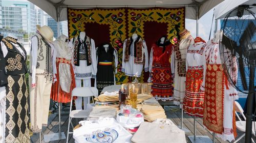 Consilierii locali dintr-o comună prahoveană, obligați să poarte ie la ședințe / Unul dintre aleși nu s-a conformat și a pierdut indemnizația