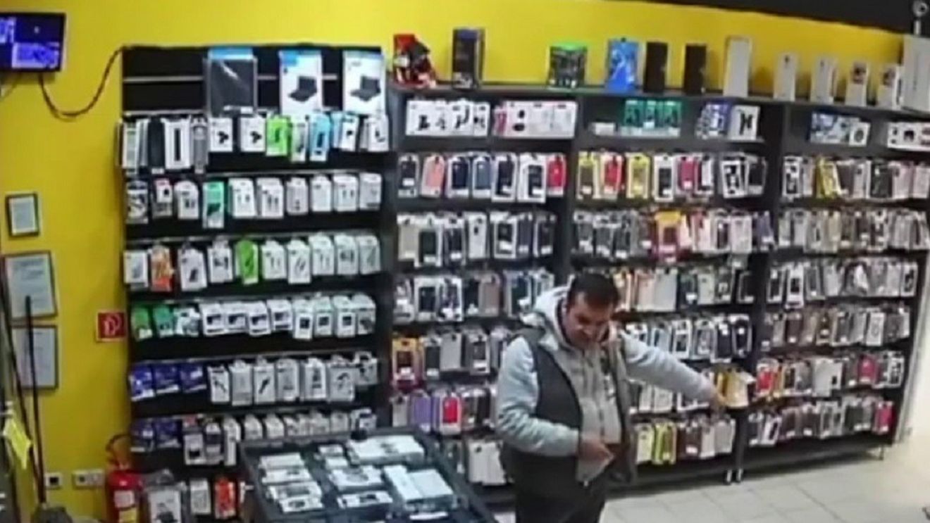 VIDEO Imagini cu Cătălin Cherecheș când își cumpără cartele telefonice din Budapesta