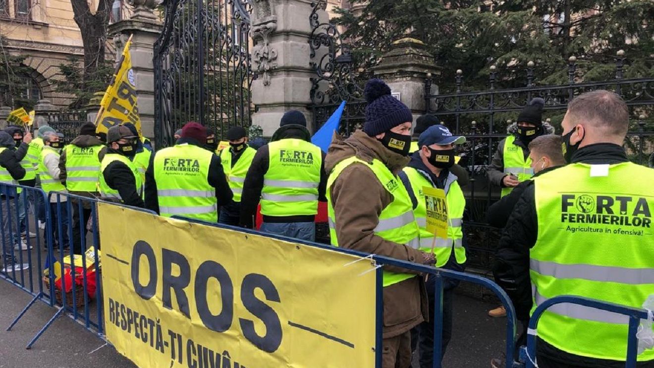 Protest al fermierilor la Ministerul Agriculturii pentru a le fi acordate despăgubiri pentru culturile calamitate de secetă în 2020: „Oros, respectă-ți cuvântul dat”
