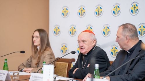 Cursurile de religie din școli ar trebui să fie obligatorii pentru toți elevii, spune un cardinal polonez de frunte