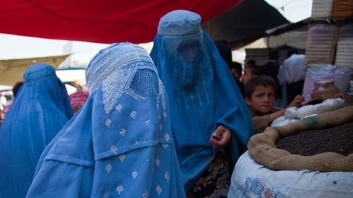 Burqa, portul islamic care acoperă întreaga față a femeilor, interzisă oficial în Olanda