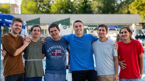 David Popovici a strâns 75% din cei 45.000 de euro cu care vrea să ajute cinci fraţi pasionați de muzică să-și cumpere un apartament