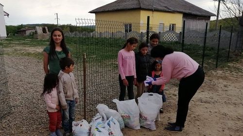 120 de familii nevoiașe din județul Suceava au primit pachete cu alimente și produse de igienă din partea Fundației FARA