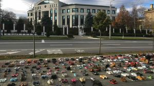 Perechi de pantofi așezate în fața ambasadei Rusiei din Republica Moldova, în memoria copiilor uciși în războiul din Ucraina