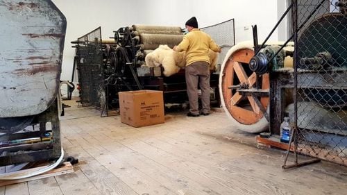 Primăria orașului Zlatna din Munții Apuseni a înființat un atelier de tors și dărăcit lână, cu o instalație la mâna a doua, cumpărată ”la preț de fier vechi”