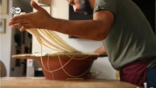 VIDEO "Firele lui Dumnezeu": Cele mai rare paste din lume și rețeta pentru supa de oaie cu pecorino, păstrate de o familie din Sardinia