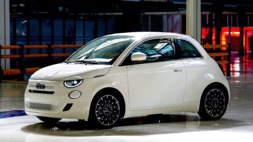 FOTO FIAT își extinde gama de modele 500 cu o versiune hibridă / Planul Stellantis de a revitaliza industria auto italiană