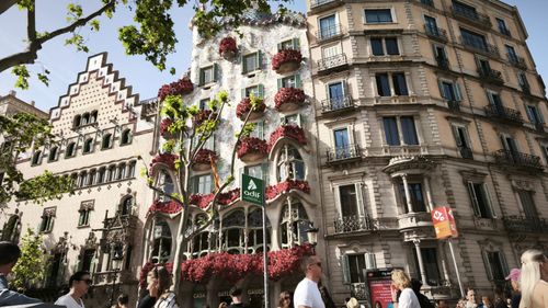 Cum se serbează ziua Sfântul Gheorghe la Barcelona/ Casa lui Gaudi îmbrăcată în trandafiri roșii, ciocolată în formă de dragon și pâine în culorile steagului catalan