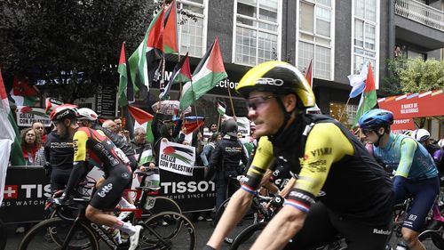 Răspunsul guvernului spaniol la criticile aduse de UCI privind manifestațiile pro-palestiniene din Vuelta: „Sportul nu poate fi folosit pentru a «spăla» un genocid precum cel comis în Gaza”