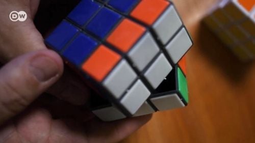 Cubul Rubik este considerat acel hobby retro care poate genera o stare de fericire, potrivit oamenilor de știință