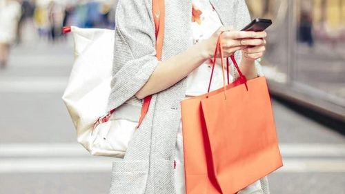 Retailerul de încălțăminte Deichmann își digitalizează serviciile HR pentru angajați. Clasicii fluturași de salariu pot fi vizualizați într-o aplicație