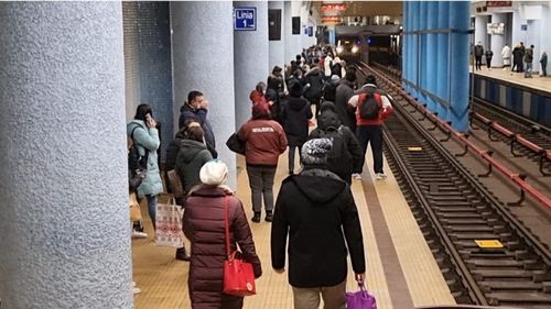 Un tren care se deplasa de la stația Universitate la Piața Romană a avut probleme tehnice/ Călătorii au fost debarcați, trenul retras la depou