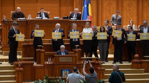 Ministrul Agriculturii a venit în Parlament, unde se dezbătea moțiunea simplă, cu un jurnal în care şi-a consemnat activitatea zilnică la Minister / Deputaţii AUR au protestat cu pancarte şi bannere în plen