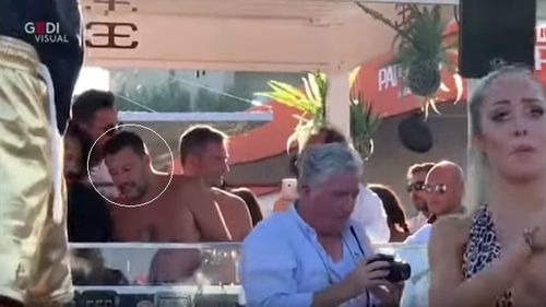 VIDEO Ministrul de Interne Matteo Salvini a mixat dezbrăcat imnul Italiei într-un club de pe plajă. Episodul vine după ce fiul său s-a plimbat cu skijetul poliției