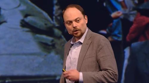 Cum îl sfidează John McCain pe Putin. Disidentul rus Vladimir Kara-Murza, supravieţuitor după două tentative de asasinat, va duce sicriul senatorului american