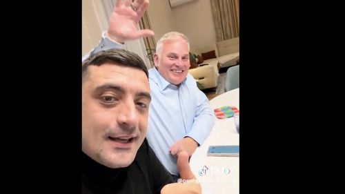 UPDATE FOTO De ce merge Simion la Cluj? Gruparea pestriță religioasă și financiară din spatele său, legăturile cu Polonia și „consultantul” american Brian Brown, un rusofil implicat în multiple acțiuni extremiste în Europa de Est, amic cu premierul ungar Viktor Orbán și cu alți lideri simpatizanți ai lui Putin