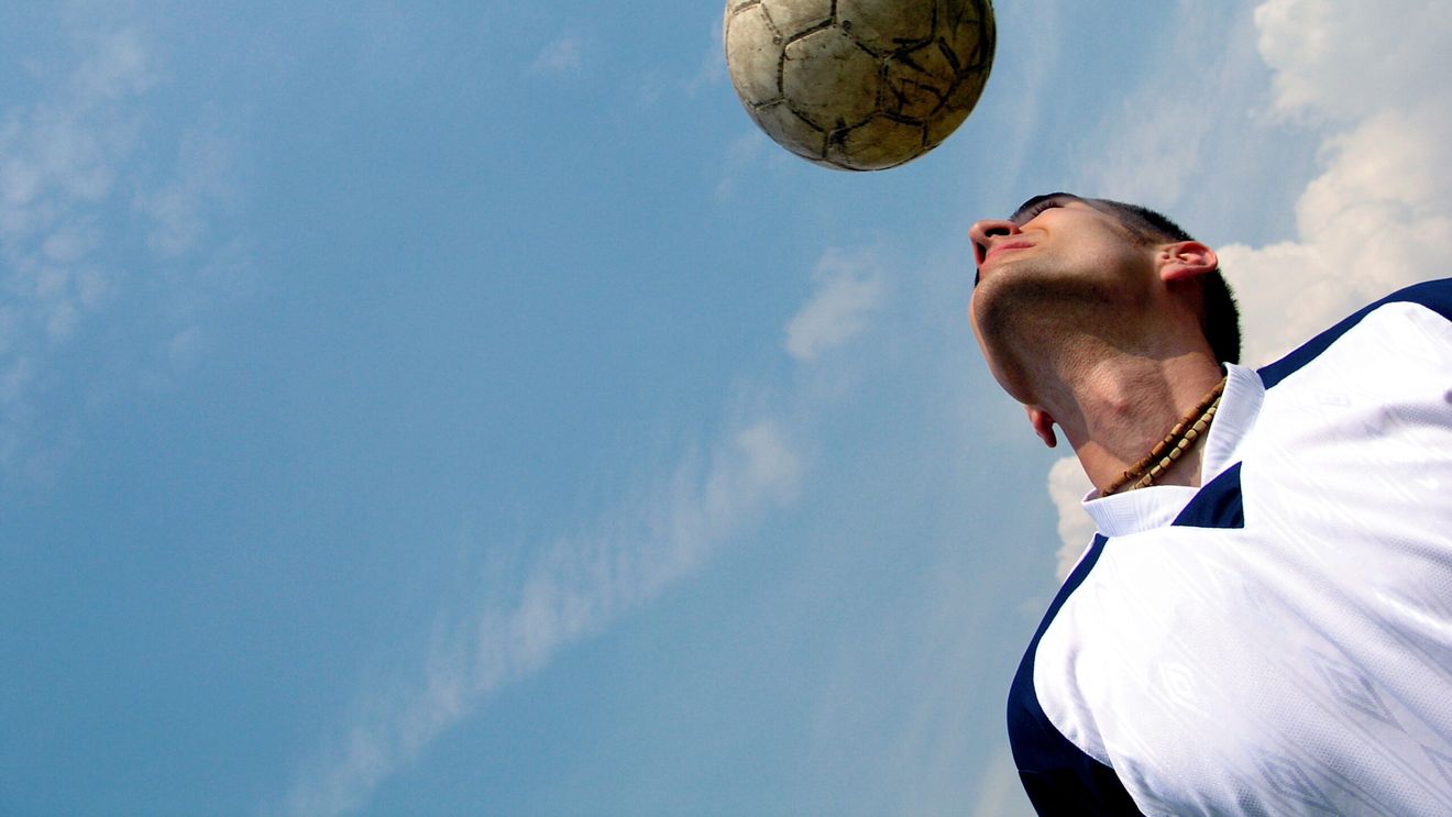Daunele invizibile cauzate de lovirea mingii cu capul în sport