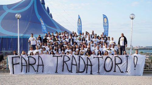 Partidul extremist AUR, tur politic pe litoral în vacanța de 1 mai, pentru demiterea lui Klaus Iohannis/ Peste 120 de simpatizanți și membri ai alianței au strâns semnături în Mamaia, Costinești și Vama Veche