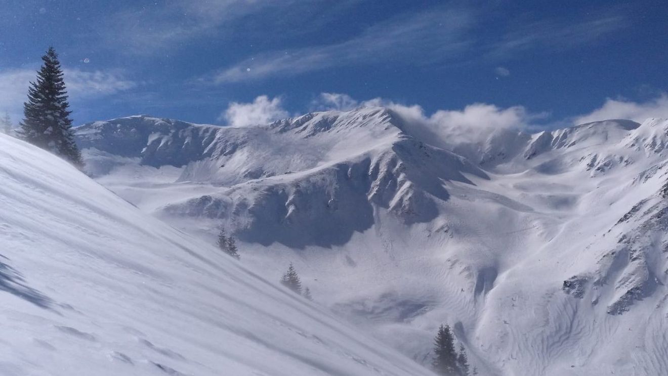 Risc crescut de avalanșă în Carpații Meridionali, avertizează salvamontiștii