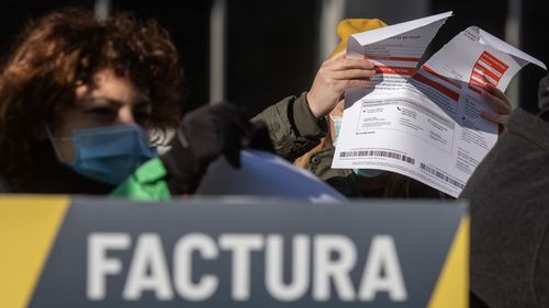 BREAKING Guvernul de coaliție PSD-PNL-UMDR a revenit la reglementarea pieței de energie electrică până în martie 2025, așa cum a cerut PSD / Guvernul le impune producătorilor de energie un preț maxim de vânzare, ca în cazul lemnelor de foc