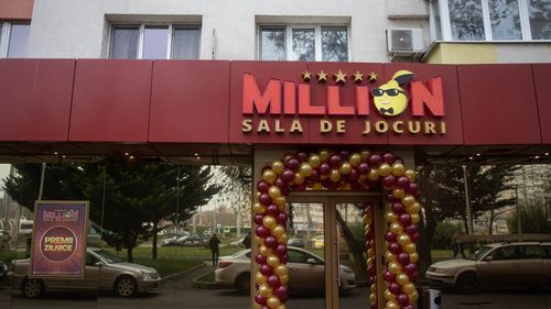 Păcănelele și sălile de jocuri de noroc, scoase în afara orașelor - propunere a premierului Ciolacu