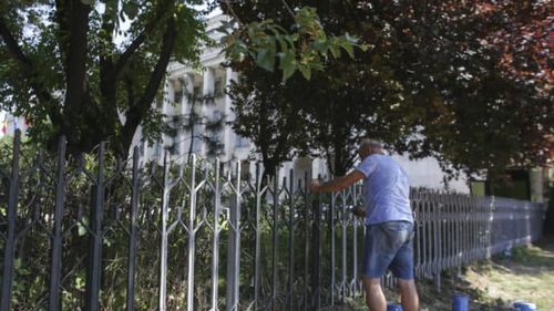 FOTO Gardul Guvernului, vopsit și sudat. Pregătiri pentru mitingul PSD