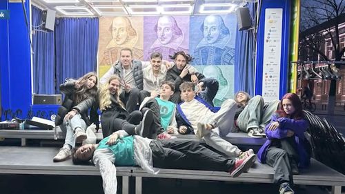 „Caravana Shakespeare-peste tot” ajunge la Deva şi în comuna Pui / Fiecare oprire a Caravanei include ateliere de teatru și spectacole în aer liber