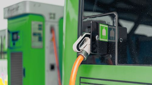 Transportul școlar din Deva se face doar cu microbuze electrice / În timpul orelor de curs autovehiculele electrice vor deservi şi alte trasee din municipiu