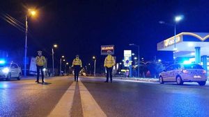 DOCUMENT Noile restricţii din Capitală intră în vigoare la miezul nopţii / Circulaţia persoanelor nevaccinate în afara locuinţei, între orele 20.00 şi 05.00, este permisă doar cu declaraţie, pentru anumite motive justificate/ Mască, în spaţiile aglomerate