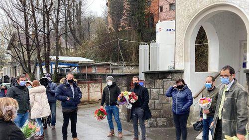 Brașovenii au așteptat-o cu flori pe Andreea Moldovan în fața Spitalului de Infecțioase, în semn de respect