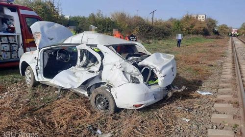 Doi bărbați au murit după ce mașina în care se aflau a fost lovită de un tren