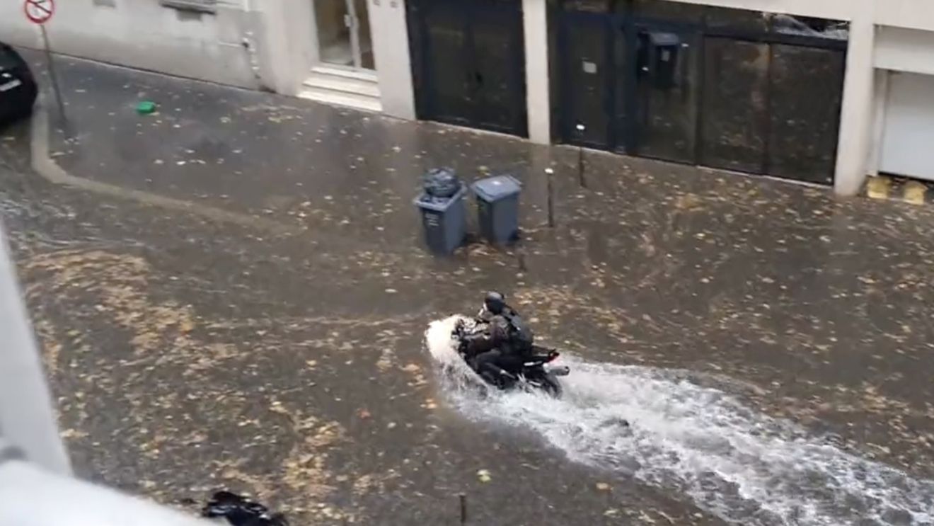 VIDEO Străzi şi staţii de metrou inundate de ploi la Paris, după săptămâni de caniculă. Traficul rutier şi feroviar, pertubate
