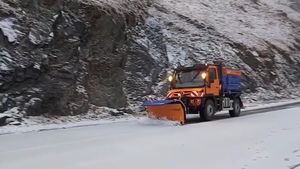 Un TIR a făcut pană pe podul renovat de la Azuga și a oprit circulația pe DN 1/ Un alt TIR e blocat la ieșire din Sinaia / Nu se circulă pe trei drumuri naționale din Buzău și Vrancea din cauza zăpezii viscolite