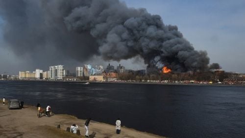 VIDEO Un incendiu uriaș a mistuit o fabrică simbol din Sankt Petersburg/ Un pompier a murit și doi sunt grav răniți