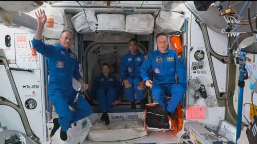 VIDEO Capsula SpaceX cu cei patru astronauți la bord a andocat la Stația Spațială Internațională