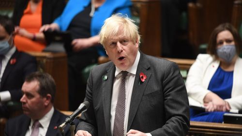Boris Johnson susține că Rusia face progrese „lente” în Donbas și cere ca Ucraina să primească sisteme avansate de rachete cu rază lungă de acțiune / Sprijinul Occidentului pentru Kiev „este absolut vital”
