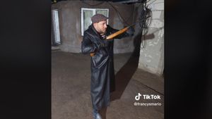 VIDEO O postare pe Tik Tok le-a adus mascații la ușă unor prahoveni / Sunt cercetați pentru nerespectarea regimului armelor și munițiilor